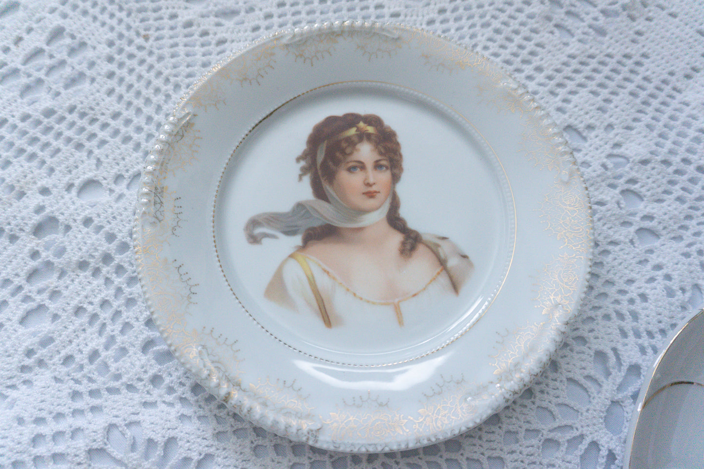Elegant & Feminine Plate Collection