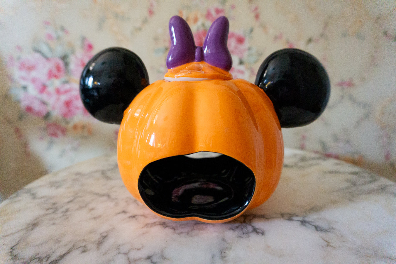 Back view of Minnie Mouse Pumpkin Tealight Holder