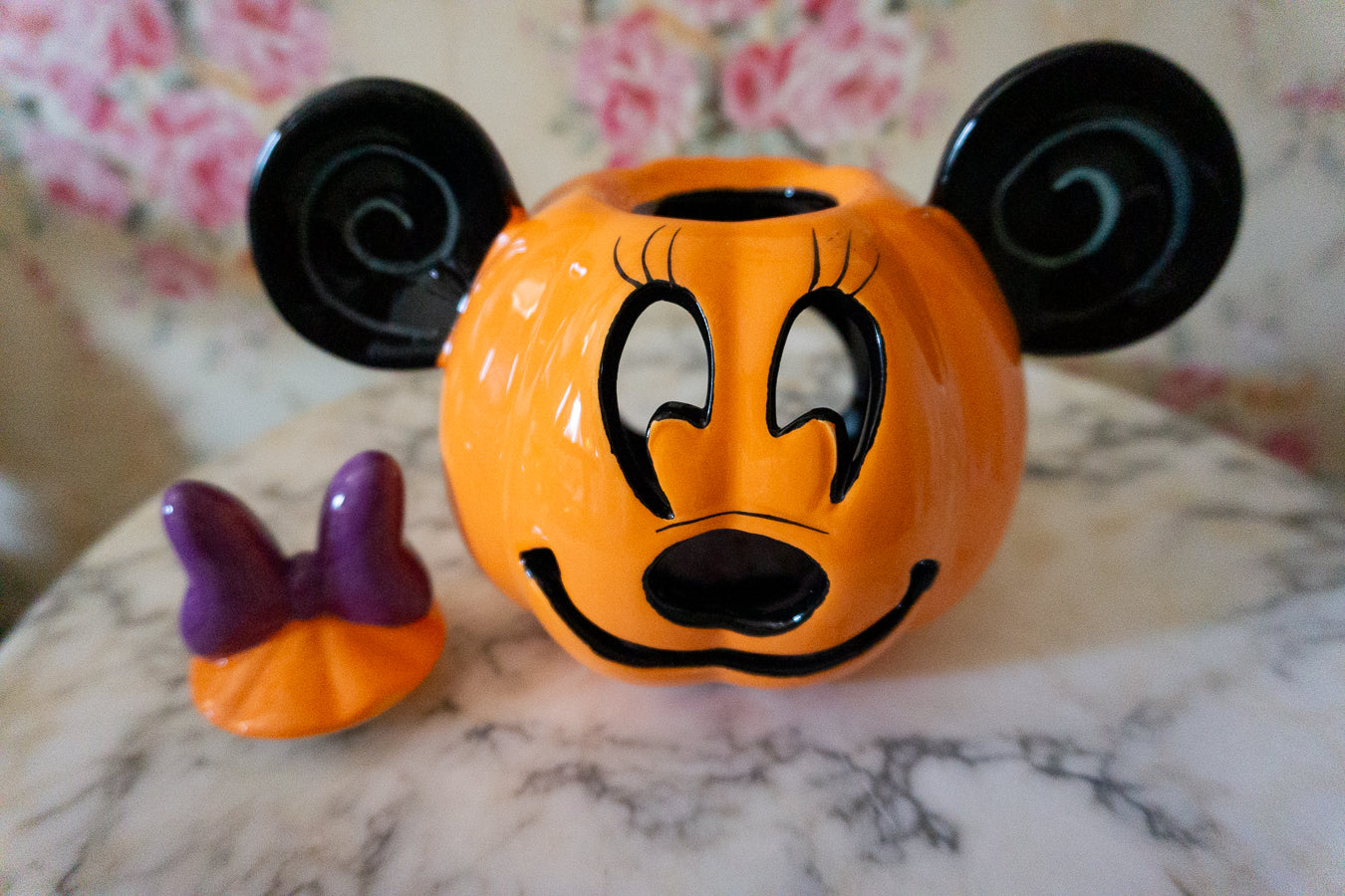 Top view with removable lid of Minnie Mouse Pumpkin Tealight Holder