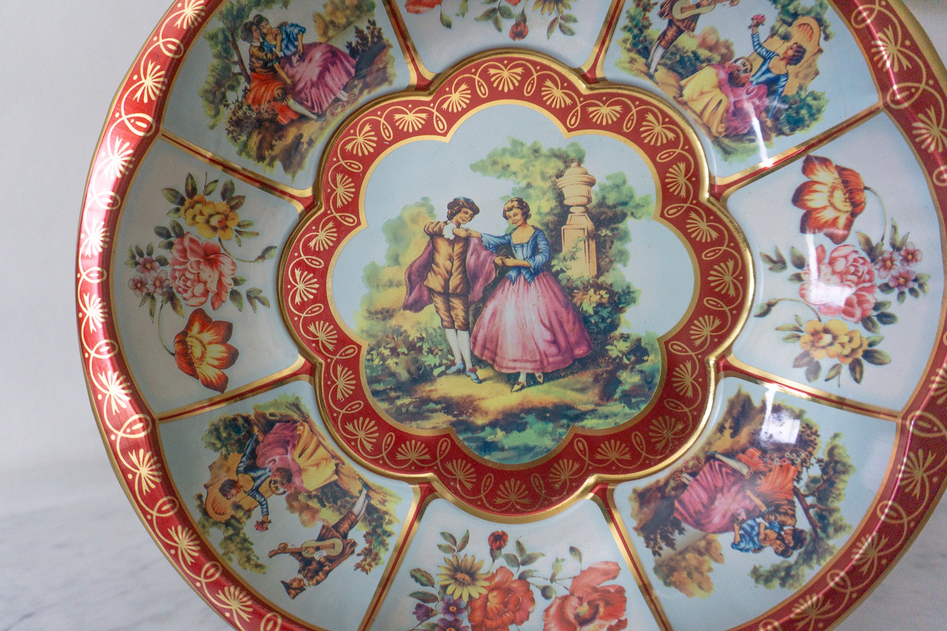 Angle view highlighting the detailed design and rich colors of the Daher plate.