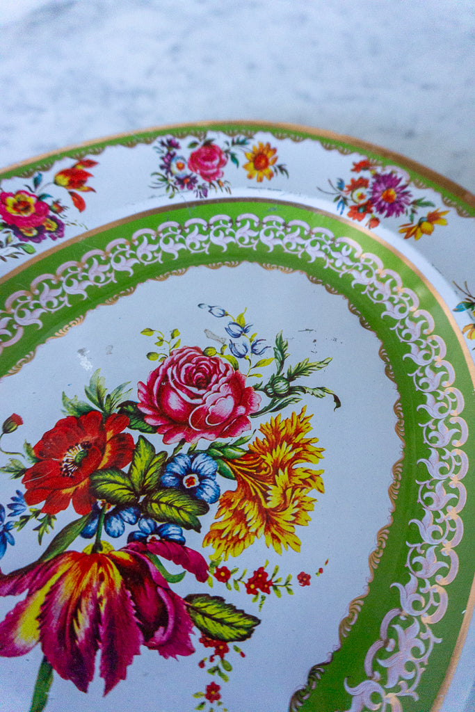 Another close-up of the floral design on the Nevco Floral Oval Platter.