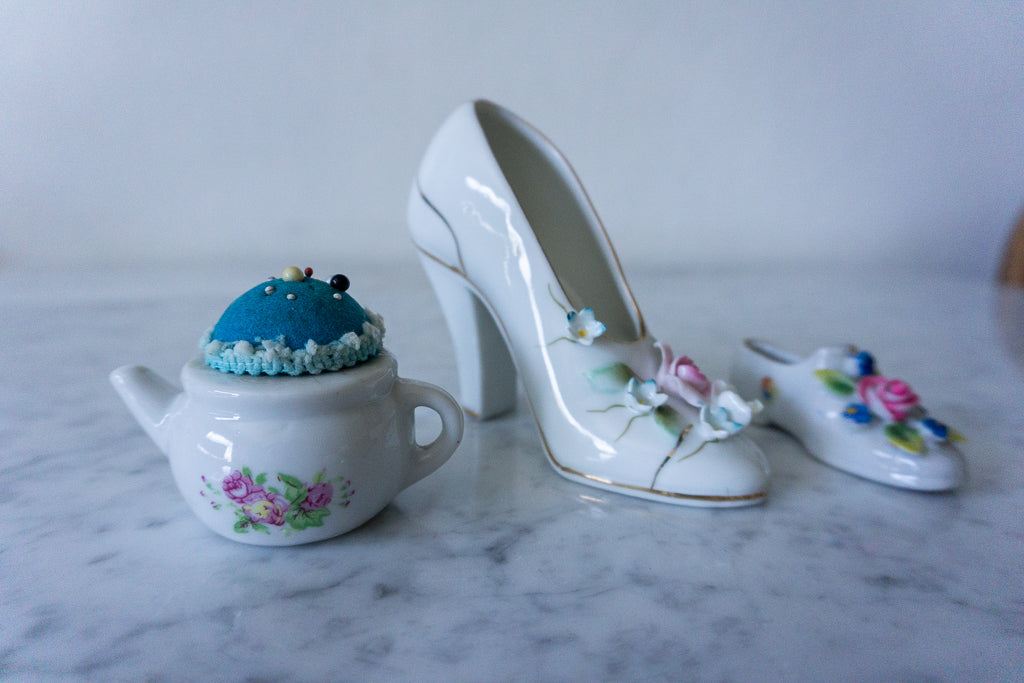 Porcelain high-heeled shoe with floral details